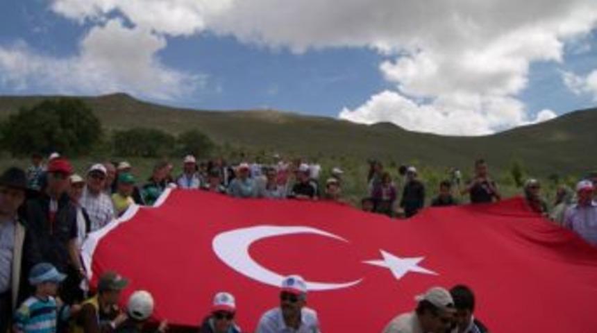 NEVTES&rsquo;den Ata Ve Bayrak Y&uuml;r&uuml;y&uuml;ş&uuml;