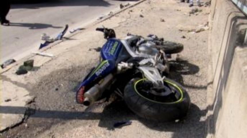 Motosikletle Kırmızıda Ge&ccedil;en &Ccedil;ift Kaza Yaptı: 1 &Ouml;l&uuml;