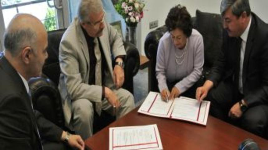 Emekli &Ouml;ğretmen B&uuml;t&uuml;n Birikimini Anaokuluna Bağışladı