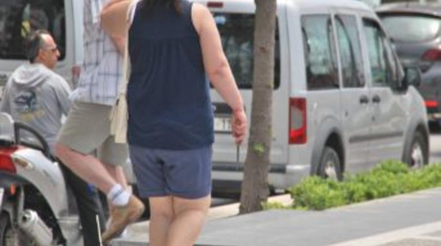 Sokak Ortasında Elinde Bı&ccedil;akla Y&uuml;r&uuml;yen Kadın Korku Sa&ccedil;tı