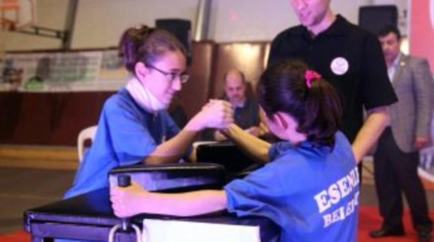 Esenler'de Bilek G&uuml;reşi Yarışması