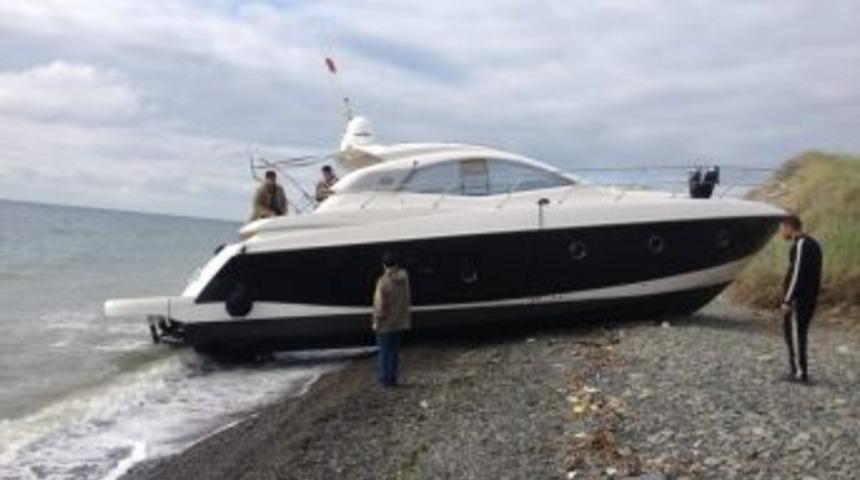 L&uuml;ks Yat Karaya Oturdu