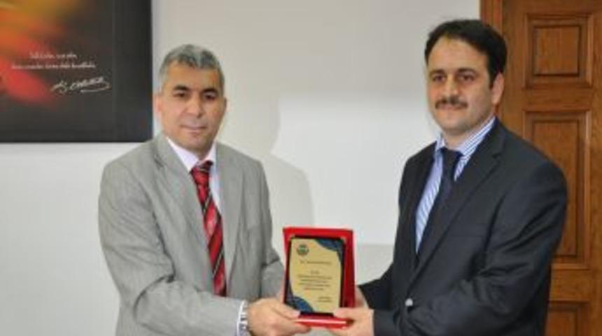 Kaymakamdan Teşekk&uuml;r Plaketi