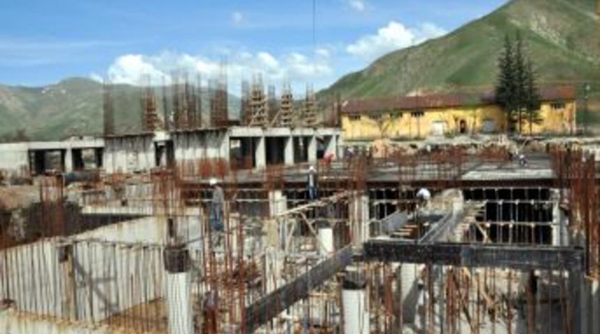 Bitlis Valisi Yılmaz H&uuml;k&uuml;met Konağı İnşaatını İnceledi