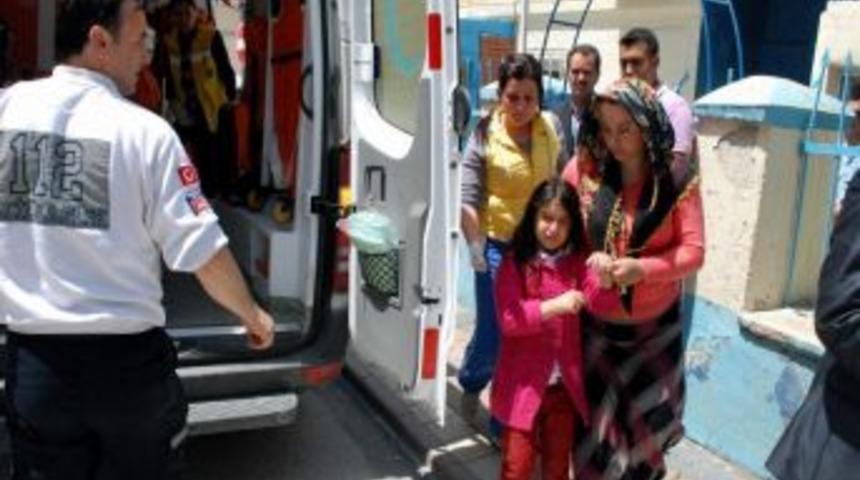 Okul Yolunda Otomobil &Ccedil;arptı