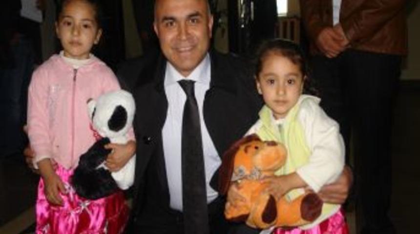 Baba Derdini Anlattı, &Ccedil;ocuklar Oyuncakları Kaptı