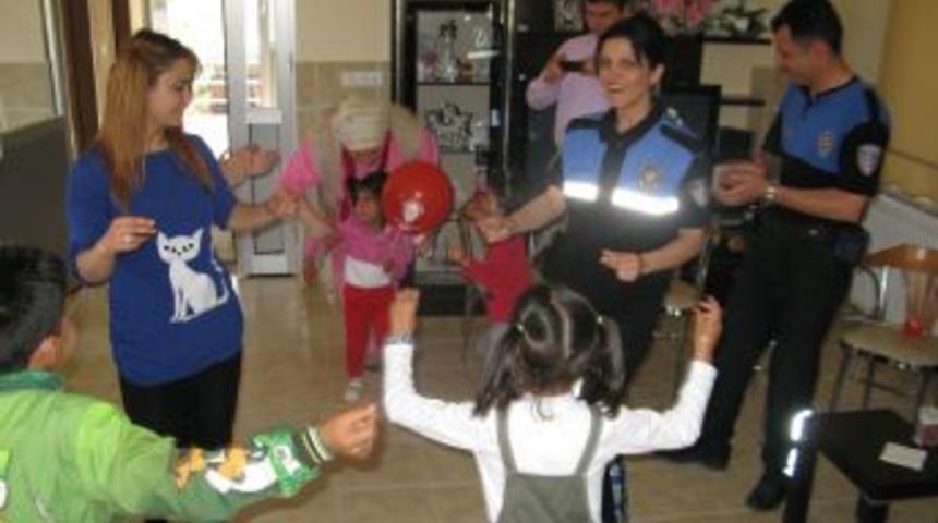 Emniyet, Kimsesiz &Ccedil;ocuklar I&ccedil;in Eğlence D&uuml;zenledi