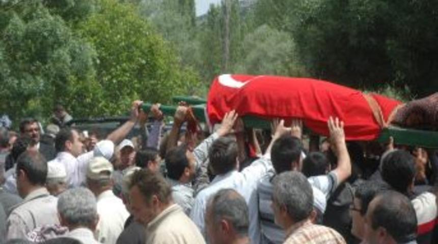 Ağrı'da &Ouml;ld&uuml;r&uuml;len İmam Defnedildi