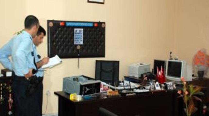 Bursa'da 3 Okulu Soyan Hırsız G&uuml;venlik Kamerasına Yakalandı