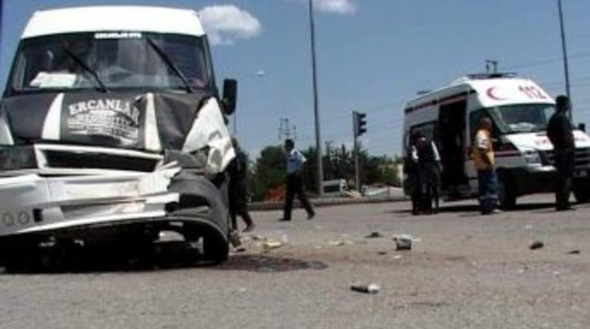 &Ouml;ğrenci Servisi İle Minib&uuml;s &Ccedil;arpıştı: 2 Yaralı