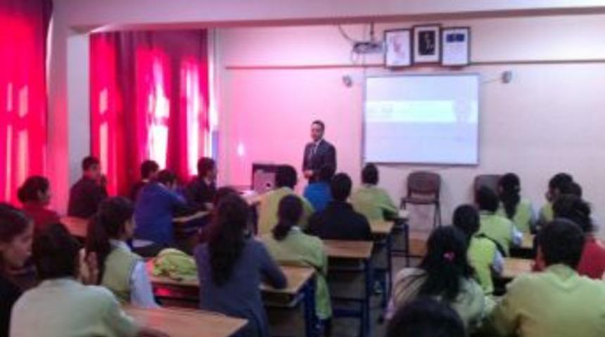 Lise &Ouml;ğrencileri Uyuşturucu Madde Konusunda Bilin&ccedil;lendiriliyor