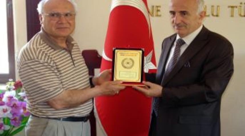 Thk'dan Vali Odabaş'a Plaket