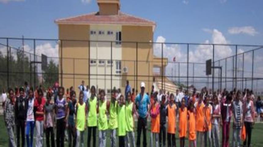 Yazıhan'da Futbol Ve Hentbol Turnuvası D&uuml;zenlendi