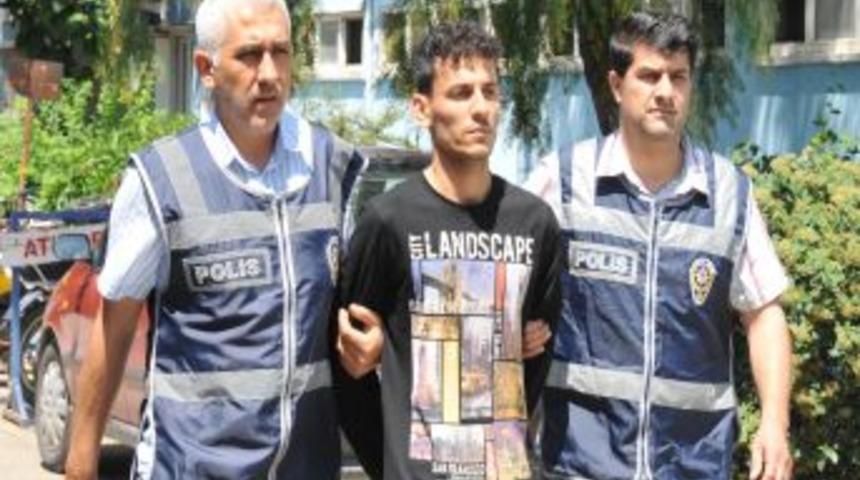 Hırsız &Ccedil;aldığı Kıyafetleri Giyince Yakalandı