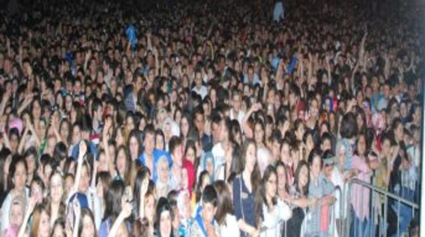 Ünlü Sanatçısı Emre Aydın Giresun'da Hayranları İle Buluştu