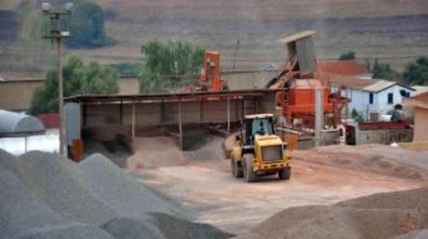 B&uuml;y&uuml;kşehir Kendi &Uuml;rettiği Asfaltla Yolları Onarıyor