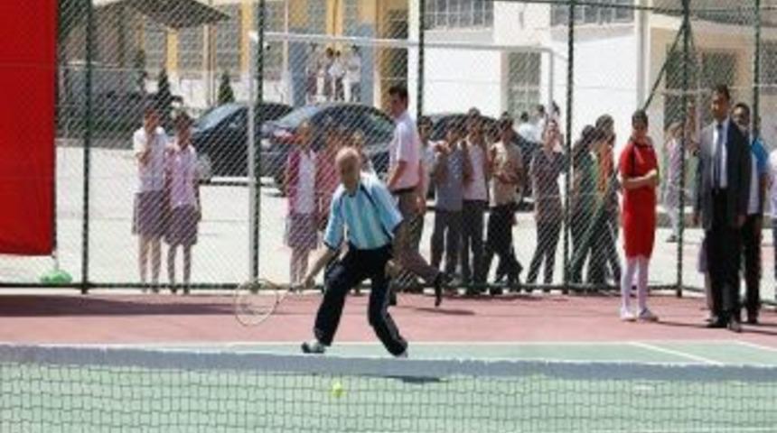 İlk&ouml;ğretim Okulunda Tenis Kortunun A&ccedil;ılışı Yapıldı