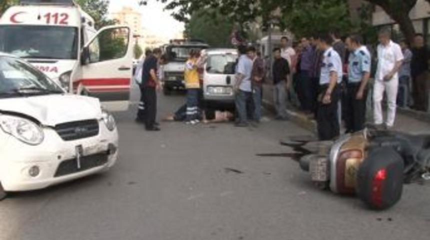 Motosikletle Gezintiye &Ccedil;ıkan Nişanlı &Ccedil;ift Hastanelik Oldu