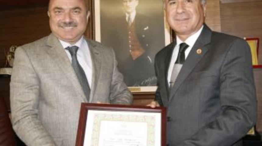 Aydın Lisesi'nden Ayto Başkanı Dokuzlu'ya Teşekk&uuml;r Plaketi