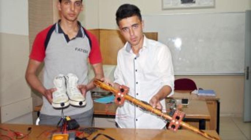 Engelliler I&ccedil;in Sens&ouml;rl&uuml; Ayakkabı Ve Baston Yaptılar