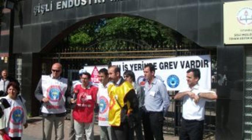 Okullara Grev Pankartı Asıldı