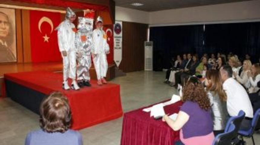 &Ouml;ğrenciler, Kendi Tasarladıkları Kost&uuml;mleri Defilede Almanca Sundu