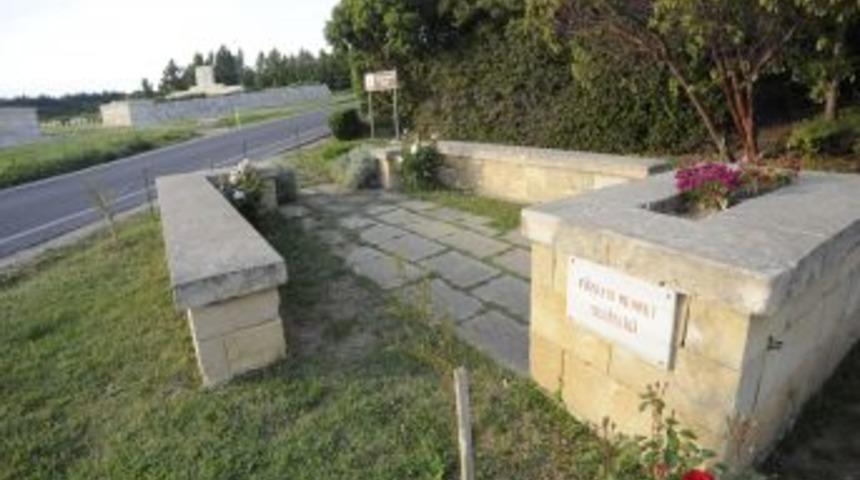 T&uuml;rk Ve İngiliz Subayın Birbirine Sarıldığını Anlatan Tabela Kaldırıldı