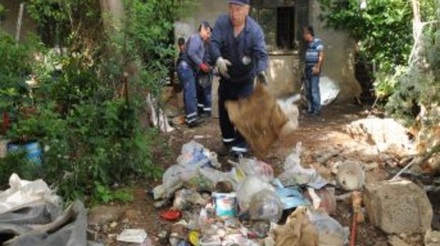 Bir Evden Beş Kamyon Dolusu &Ccedil;&ouml;p &Ccedil;ıkarıldı