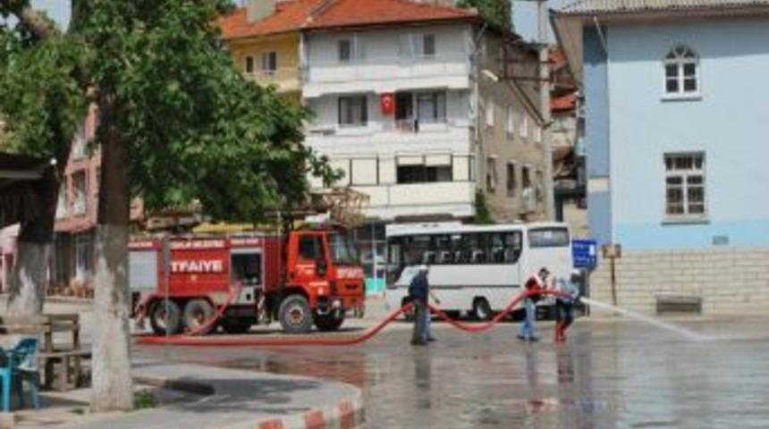 Caddeler Tazyikli Su İle Yıkanıyor