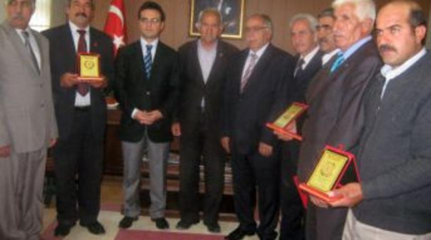 THK I&ccedil;in En &Ccedil;ok Deri, Fitre Ve Zekat Toplayan Muhtarlara &Ouml;d&uuml;l Verildi