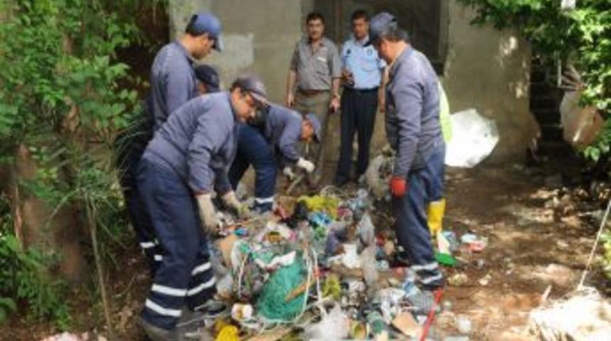 Kepez'de Bir Evden 5 Kamyon &Ccedil;&ouml;p &Ccedil;ıktı