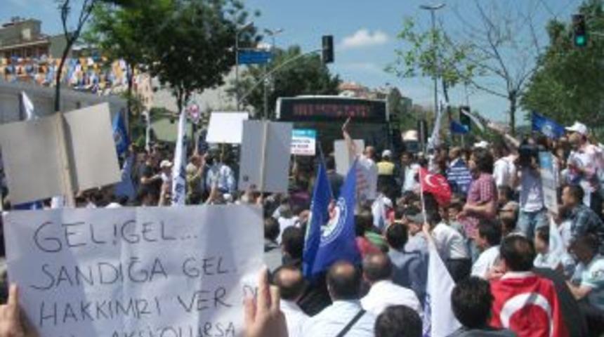 Memurlar, AK Parti İl Başkanlığı &Ouml;n&uuml;nde Yol Kapattı