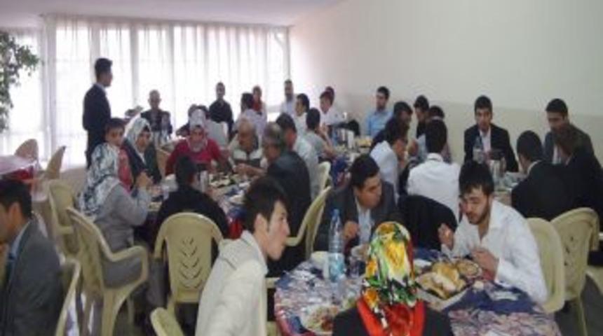 T&Uuml;M&Ccedil;EK, Mezun &Ouml;ğrenciler I&ccedil;in T&ouml;ren D&uuml;zenledi