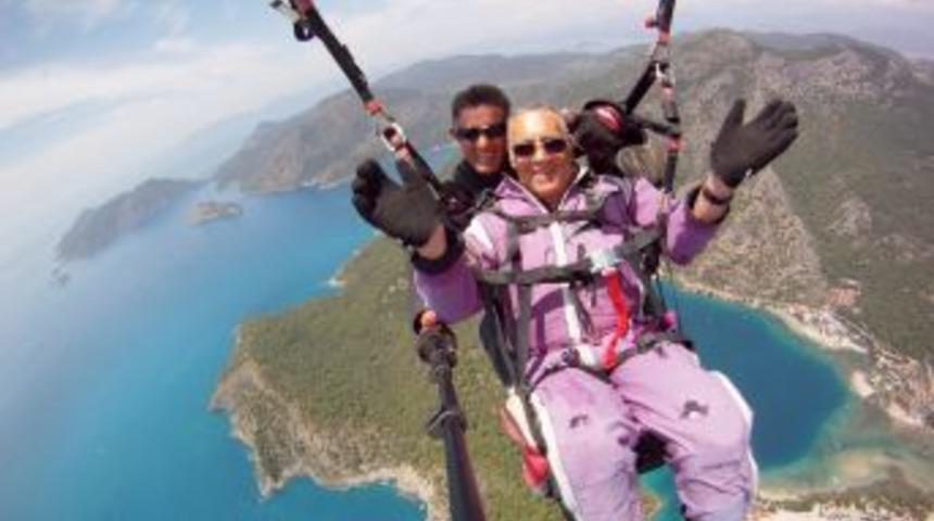 Y&uuml;r&uuml;mekte Zorlanan İngiliz, Fethiye'de U&ccedil;manın Keyfinin &Ccedil;ıkardı