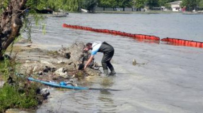 NATO Boru Hattı Patladı, Sızan Yakıt Sapanca G&ouml;l&uuml;'ne Karıştı