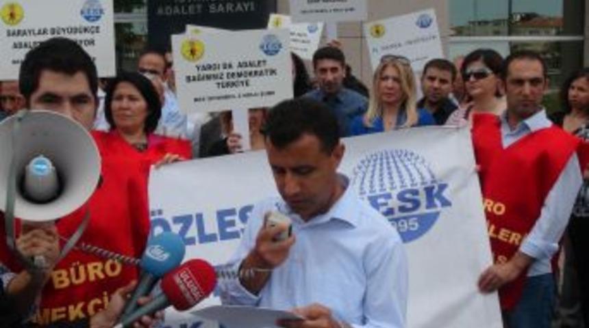 BES &Uuml;yesi Yargı &Ccedil;alışanları, Adliye &Ouml;n&uuml;nde Eylem Yaptı