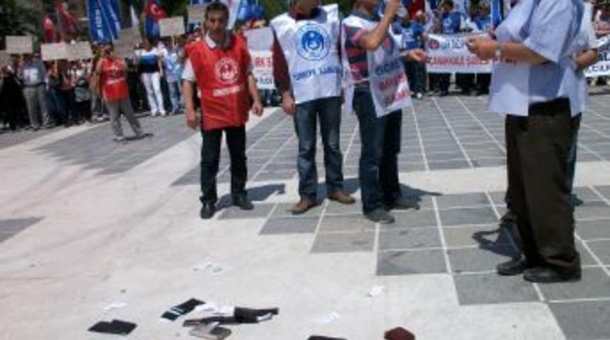 &Ccedil;anakkale&rsquo;de Iş Bırakan Memurlar, Tepkilerini Pazar Arabası Ile Dile Getirdi