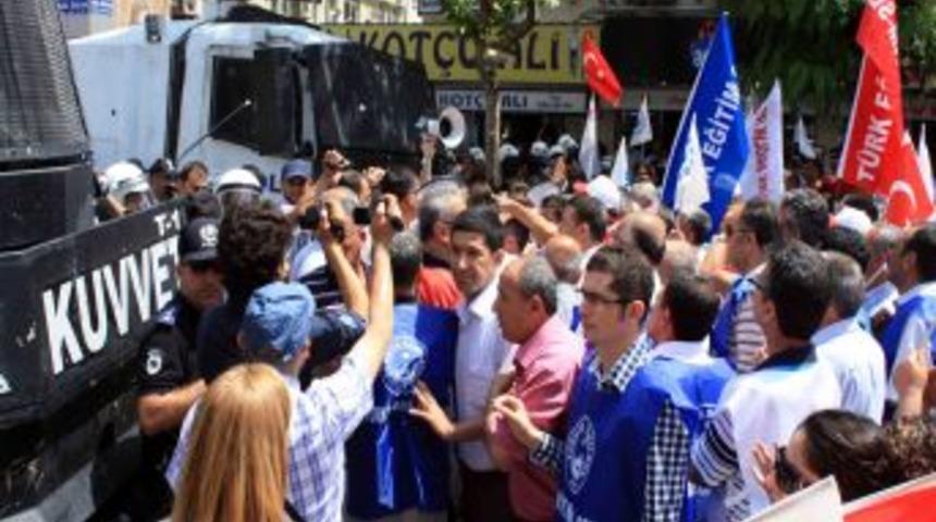 AK Parti Binasına Y&uuml;r&uuml;mek Isteyen Memurlarla Polis Arasında Arbede