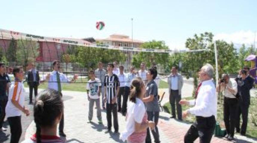 Vali Yenig&uuml;n Ve Başkan &Ccedil;akır Voleybol Oynadılar