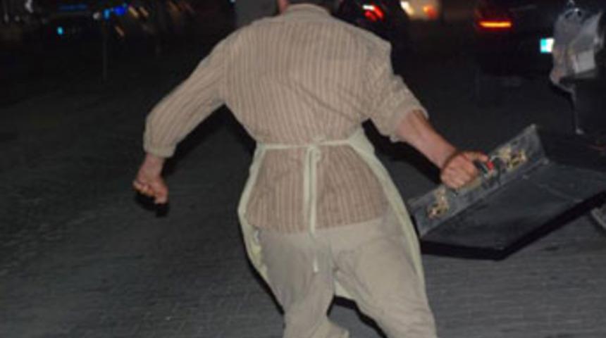 Ş&uuml;pheli &ccedil;antayı alıp fırlattı