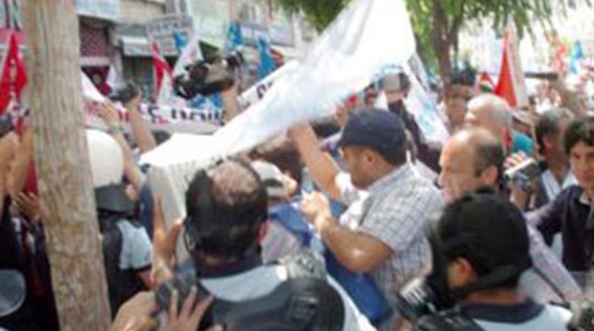 Memur eylemine polis m&uuml;dahalesi