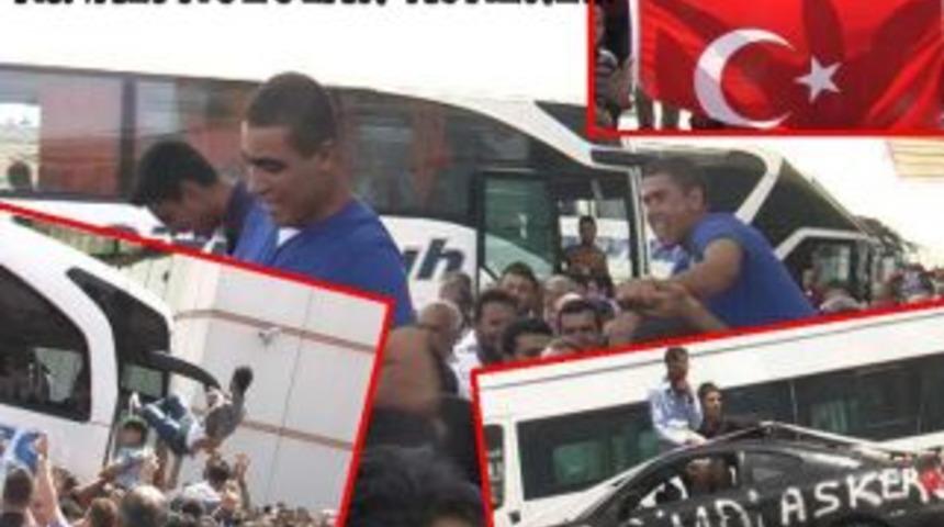 Kınalı kuzular askere uğurlanıyor