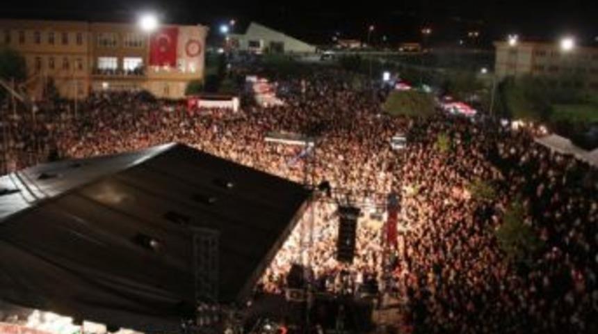 &Uuml;niversiteliler derslere kısa bir mola verdi