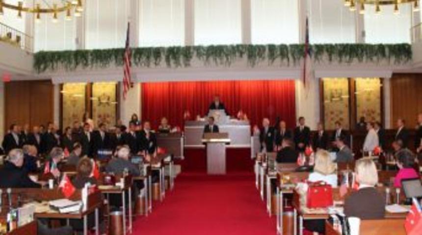 &Ouml;zhaseki, Kuzey Carolina Meclisi'nde Milletvekillerine Hitap Etti