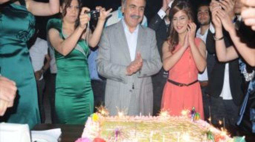 Rekt&ouml;r Prof. Dr. Ulu&ccedil;am, &Ouml;ğrencilerle Halay &Ccedil;ekti