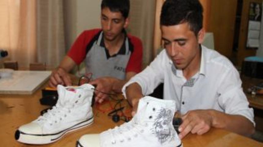 G&ouml;rme Engelliler İ&ccedil;in Sens&ouml;rl&uuml; Ayakkabı Yaptılar