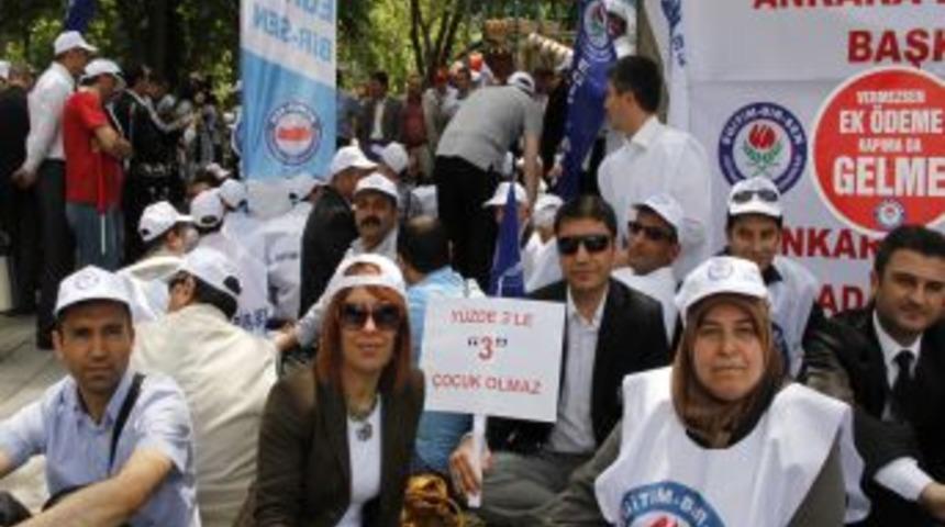 Eğitim-Bir-Sen'den Başbakanlık &Ouml;n&uuml;nde Oturma Eylemi