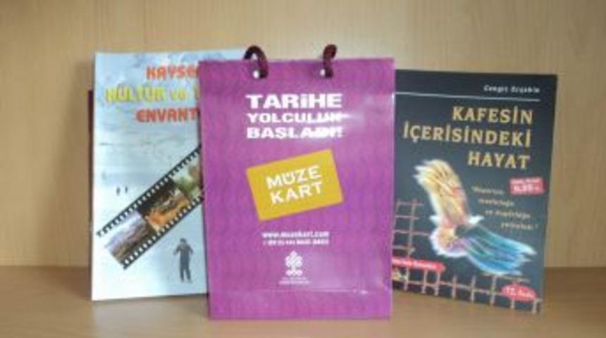 75.yıl İl Halk K&uuml;t&uuml;phanesi M&uuml;d&uuml;rl&uuml;ğ&uuml; Kullanıcılarına M&uuml;zekart Hediye Etti