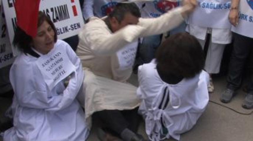 Sağlık &Ccedil;alışanlarından 'deli G&ouml;mlekli' Eylem