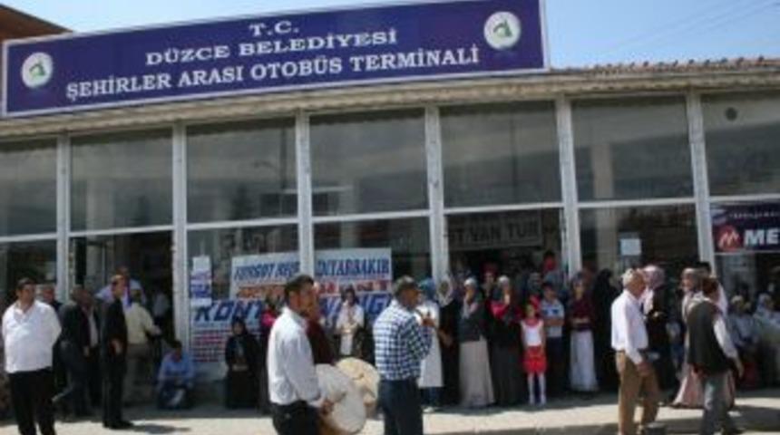 D&uuml;zce'de Ana Kuzuları Askere Uğurlandı